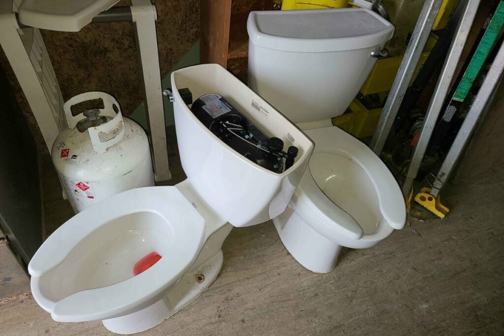 left-handed and right-handed flush toilet