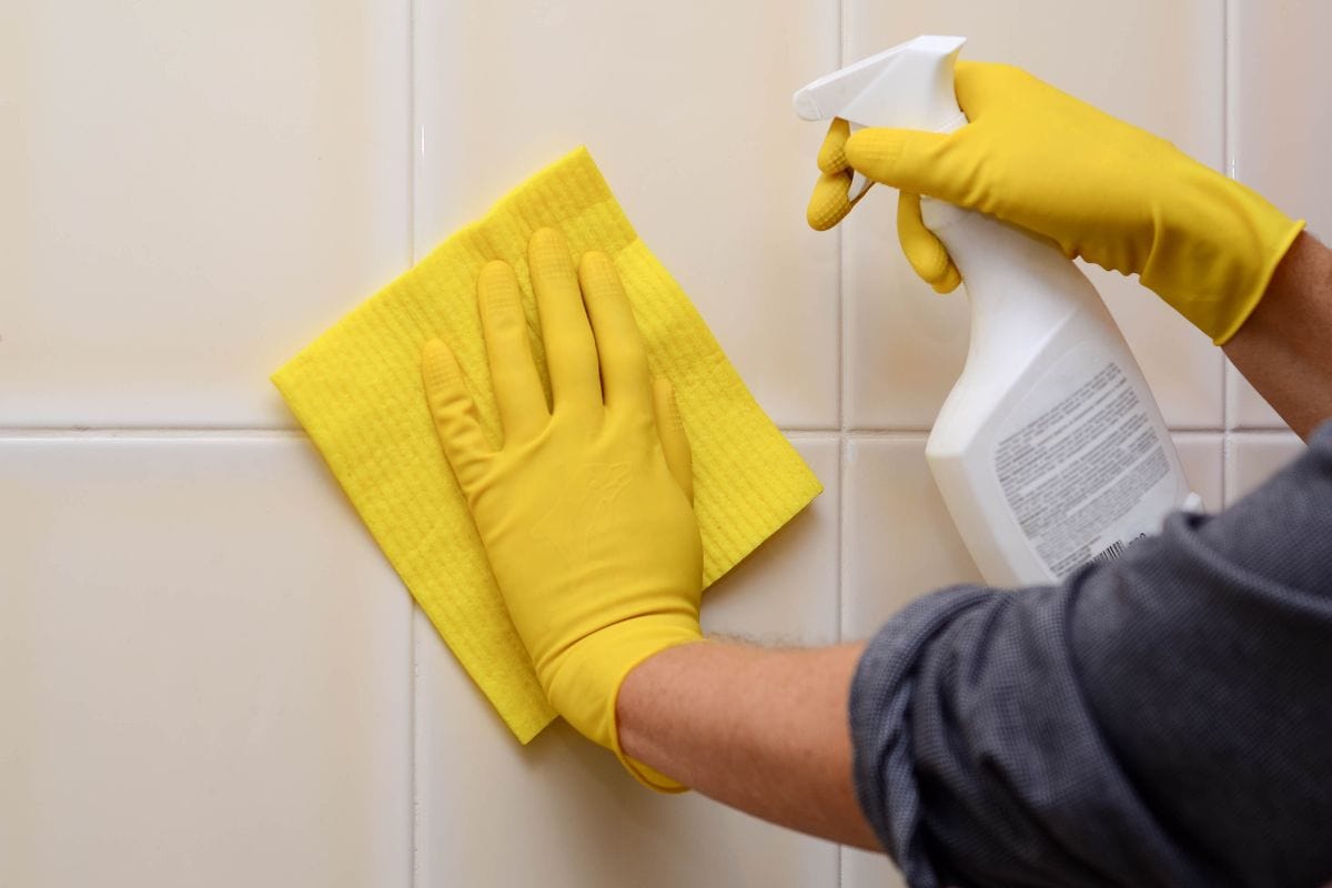 use spary and towel to clean the bathroom tiles