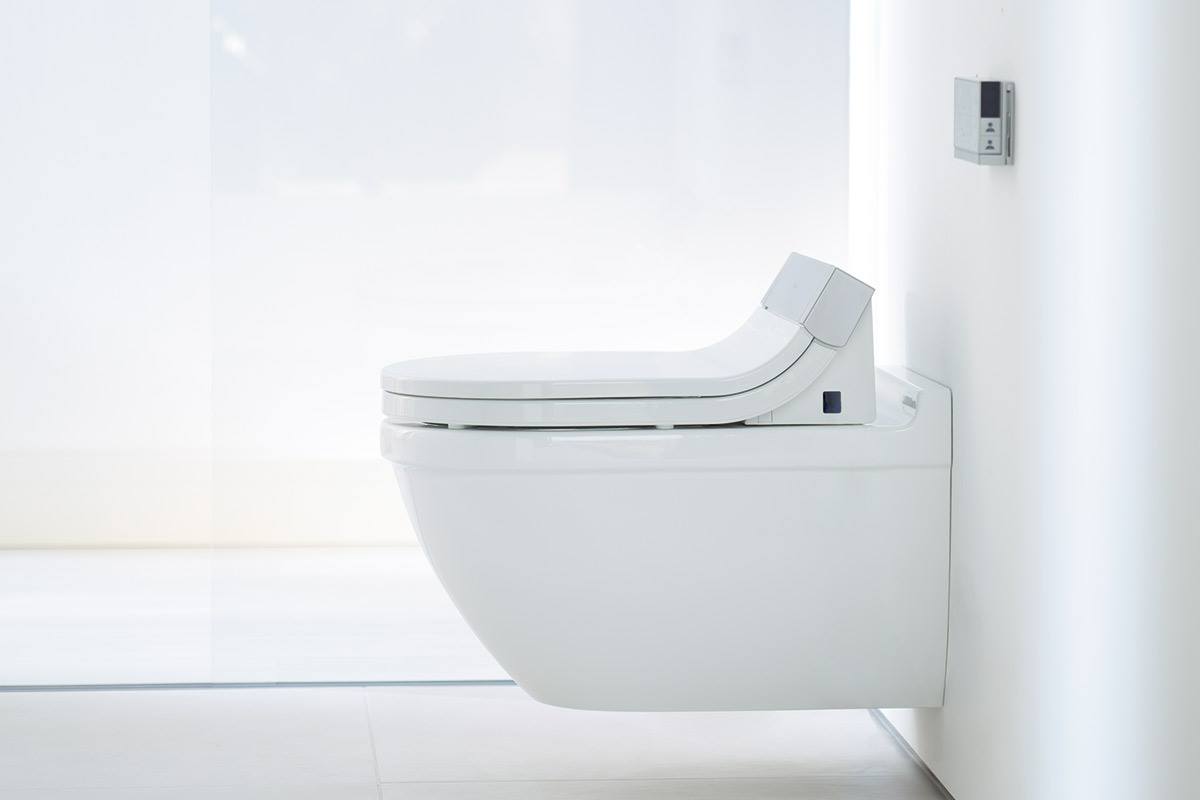 Toilet and bidet in one: The puristic and stylish designed shower-toilet SensoWash